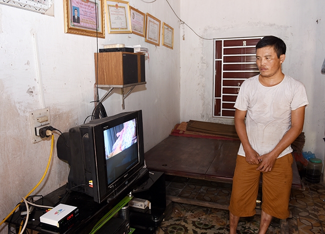 Bộ TT&TT đang tích cực triển khai hỗ trợ đầu thu cho người nghèo trước ngày tắt sóng.