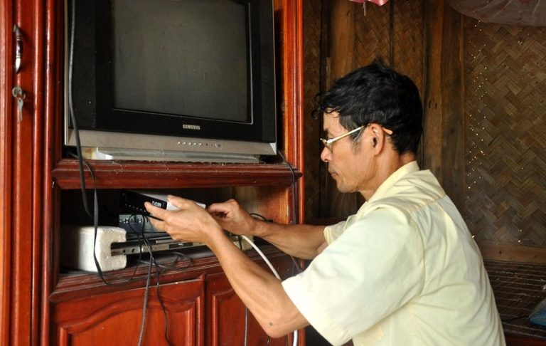 Hộ nghèo, cận nghèo sẽ được nhà nước hỗ trợ đầu thu truyền hình số. Ảnh minh họa: Internet