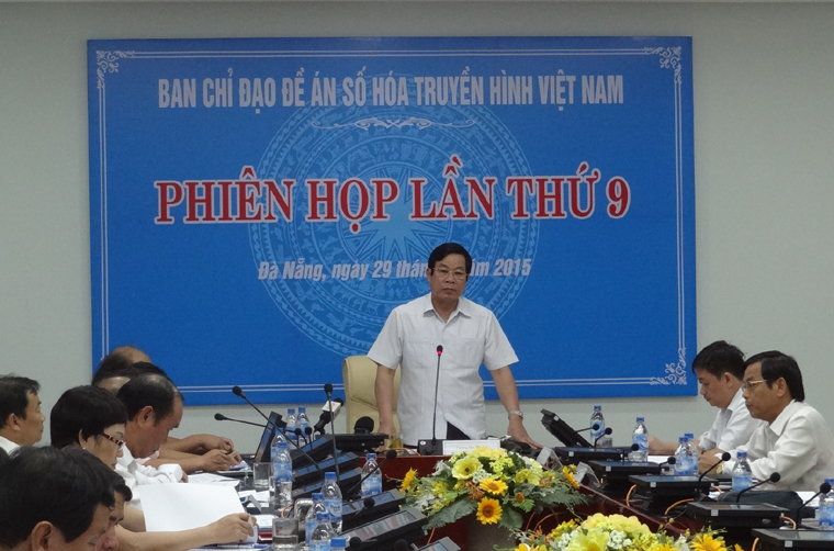 Bộ Thông tin và Truyền thông giục doanh nghiệp truyền dẫn phải đẩy nhanh tiến độ phát sóng truyền hình số tại 4 thành phố lớn.