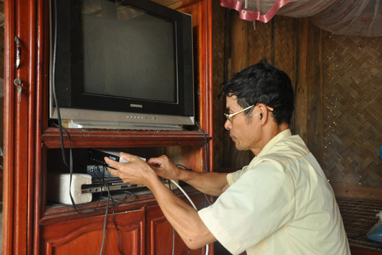 Nhân viên Bưu điện xã Hương Xạ thực hiện lắp đặt đầu thu DVB-T2 cho các gia đình thuộc diện được hỗ trợ