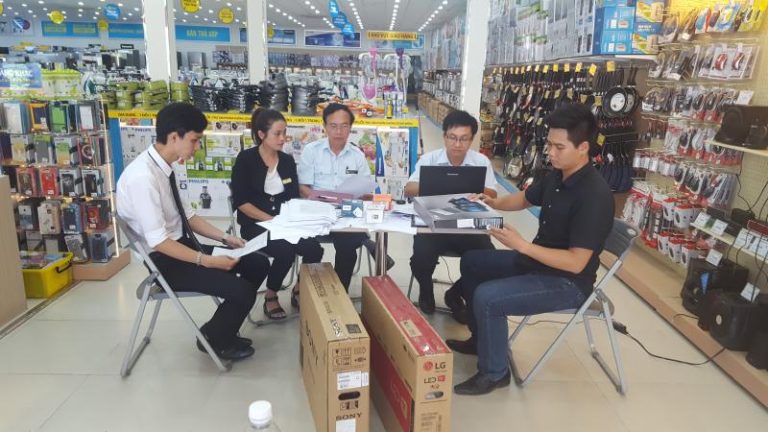 Đoàn Thanh tra Sở TT&TT kiểm tra việc thực hiện quy định về gán nhãn cho thiết bị thu xem truyền hình số.