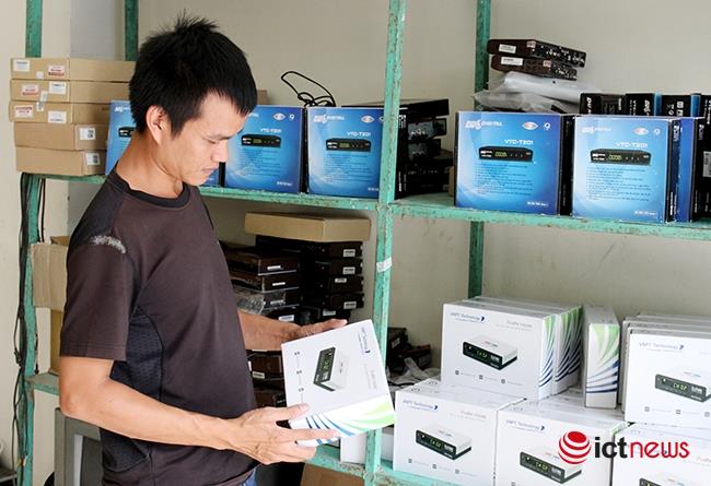 Đầu thu DVB-T2 đã sẵn sàng tại nhiều đại lý đón ngày tắt sóng truyền hình analog. Ảnh Việt Hải