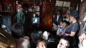 Thứ trưởng Bộ TT&TT Trương Minh Tuấn giao Cục Tần số vô tuyến điện và VTV chủ trì, phối hợp với các đơn vị liên quan nghiên cứu, xác định các địa bàn thực hiện số hóa truyền hình tương tự mặt đất bằng truyền hình vệ tinh. (Ảnh minh họa)