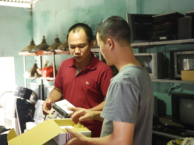 Thị trường đầu thu truyền hình số đã có dấu hiệu khan hiếm ở miền Bắc. Ảnh: Việt Hải