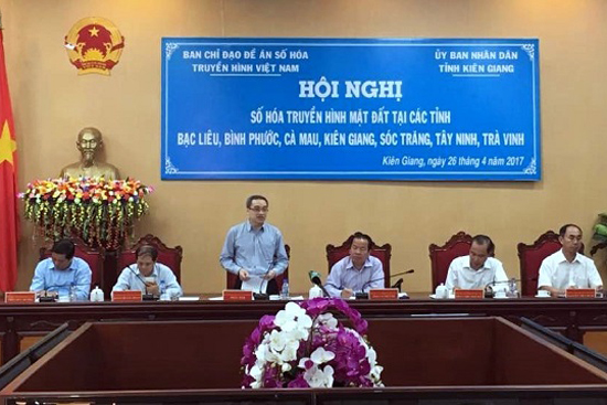 Thứ trưởng Bộ Thông tin và Truyền thông Phan Tâm (đứng) phát biểu tại hội nghị