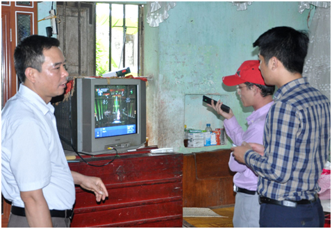 Cán bộ Ban Quản lý Chương trình viễn thông công ích và Bưu điện tỉnh kiểm tra mức độ tín hiệu sau khi lắp đặt đầu thu DVB-T2 tại hộ gia đình ông Nguyễn Tiến Mạnh ở xã Hùng Lô
