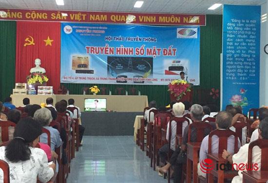 Một doanh nghiệp kinh doanh đầu thu đã phối hợp với chính quyền địa phương để tuyên truyền về số hóa truyền hình ở Vĩnh Long. Ảnh: Nguyễn Phong