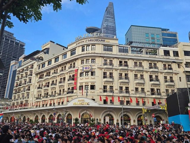 Lễ 30-4: CSGT lưu ý người dân khi đi xem diễu binh - Ảnh 1.Người dân tập trung theo dõi lễ diễu binh, diễu hành trên đường Tôn Đức Thắng, đoạn qua Bến Bạch Đằng, quận 1. Phòng Cảnh sát giao thông Công an TP HCM thông báo cấm người và phương tiện lưu thông; cấm dừng đỗ và hạn chế lưu thông ở một số khu vực: - Cầu Ba Son, hướng từ TP Thủ Đức sang quận 1 (bắt đầu từ ngã ba đường D6 - R12); - Đường Nguyễn Bỉnh Khiêm (đoạn giáp đường Nguyễn Đình Chiểu đến Nguyễn Hữu Cảnh); - Đường Đinh Tiên Hoàng (đoạn giáp đường Nguyễn Đình Chiểu đến Lê Duẩn); - Đường Tôn Đức Thắng (đoạn từ đường Lê Duẩn đến điểm quay đầu trước số 37 Tôn Đức Thắng); - Đường Mạc Đĩnh Chi (đoạn từ đường Trần Cao Vân đến Nguyễn Du); - Đường Hai Bà Trưng (đoạn từ giáp đường Võ Văn Tần đến giáp Lý Tự Trọng); Sự thật clip 2 cháu bé ở Đồng Nai đạp xe lên TP HCM xem diễu binh - Đường Phạm Ngọc Thạch (đoạn từ giáp Vòng xoay Hồ Con Rùa đến Nhà Thờ Đức Bà); - Đường Pasteur (đoạn từ giáp đường Võ Văn Tần đến giáp Lý Tự Trọng); - Đường Nam Kỳ Khởi Nghĩa (đoạn từ giáp đường Võ Văn Tần đến giáp Lý Tự Trọng); - Đường Trương Định (đoạn từ giáp đường Võ Văn Tần đến giáp Lý Tự Trọng); - Đường Nguyễn Du (đoạn từ đường Tôn Đức Thắng đến giáp đường Cách Mạng Tháng 8); - Đường Nguyễn Thị Minh Khai (đoạn từ đường Nguyễn Bỉnh Khiêm đến giáp Cách Mạng Tháng 8); - Các tuyến đường bên trong vòng giới hạn của các tuyến đường trên như: Lê Duẩn, Nguyễn Văn Chiêm, Lê Quý Đôn, Huyền Trân Công Chúa, Lê Văn Hưu, Hàn Thuyên, Alexandre De Rhodes, Công xã Paris, Đặng Trần Côn, Thủ Khoa Huân, Nguyễn Trung Trực, Đồng Khởi… (sơ đồ chi tiết kèm theo). Lễ 30-4: CSGT lưu ý người dân khi đi xem diễu binh - Ảnh 2. Khu vực hạn chế lưu thông vào khu vực diễu binh, diễu hành lễ 30-4 Thời gian - Cấm các phương tiện lưu thông, dừng đỗ từ 3 đến 12 giờ ngày 30-4-2025. Đối tượng: Toàn bộ người và phương tiện ô tô, xe máy… (trừ lực lượng, phương tiện có thẻ đeo, phù hiệu trực tiếp đi làm nhiệm vụ đảm bảo an ninh trật tự, trật tự an toàn giao thông cho chương trình). Lưu ý: Chỉ cho phép cá nhân, tổ chức đi bộ về nhà ở của cá nhân, về khách sạn để lưu trú; cán bộ, nhân viên đi làm việc cấp bách tại cơ quan, đơn vị được phép đi đúng tuyến đường đến nơi đã được chứng minh trong khu vực hạn chế lưu thông. Các trường hợp nêu trên, người dân cần mang theo giấy tờ tùy thân để chứng minh hoặc liên hệ công an phường phụ trách khu vực nơi cư trú để được hỗ trợ phương án vào khu vực hạn chế an ninh theo hướng dẫn của lực lượng làm công tác đảm bảo an ninh trật tự. Phương tiện không được phép được đưa vào khu vực đã thiết lập công tác đảm bảo an ninh. Do đó, người dân cần chủ động sắp xếp chỗ để phương tiện trước khi lực lượng chức năng đã thiết lập hàng rào kiểm soát. Ngoài ra, đề nghị người dân cung cấp số điện thoại người điều khiển xe để lực lượng chức năng liên hệ di dời phương tiện trong trường hợp đột xuất do yêu cầu công tác bảo vệ. Trong thời gian 30 phút, nếu không liên hệ được thì lực lượng chức năng sẽ di chuyển (cẩu) xe về trụ sở công an phường gần nhất. Hướng lưu thông thay thế để tránh khu vực tổ chức lễ kỷ niệm: - Hướng di chuyển từ TP Thủ Đức sang các quận 1, 5, 6, 10, quận Bình Tân, huyện Bình Chánh + Lộ trình 1: Võ Nguyên Giáp – Mai Chí Thọ – hầm vượt sông Sài Gòn – Võ Văn Kiệt – đi quận 5, 6, huyện Bình Chánh. + Lộ trình 2: Võ Nguyên Giáp – Mai Chí Thọ – hầm vượt sông Sài Gòn – Võ Văn Kiệt – Trần Đình Xu (hoặc Nguyễn Văn Cừ) – Trần Hưng Đạo – Nguyễn Văn Cừ – Lý Thái Tổ – 3 Tháng 2 – đi quận 10, Tân Bình. + Lộ trình 3: Võ Nguyên Giáp – Cầu Sài Gòn– Điện Biên Phủ - Đinh Tiên Hoàng – Võ Thị Sáu – 3 Tháng 2. + Lộ trình 4: Võ Nguyên Giáp – Cầu Sài Gòn – Điện Biên Phủ – Vòng xoay Hàng Xanh – Bạch Đằng – Phan Đăng Lưu – Hoàng Văn Thụ – Phan Đình Giót – Trường Sơn. + Lộ trình 5: Võ Nguyên Giáp – Võ Văn Ngân – Tô Ngọc Vân – Phạm Văn Đồng – Hồng Hà – Trường Sơn – vào sân bay Tân Sơn Nhất hoặc tiếp tục Trường Sơn – Hoàng Văn Thụ - Xuân Hồng – Xuân Diệu – Trường Chinh – Lý Thường Kiệt – Lạc Long Quân – tiếp đi các hướng. - Hướng di chuyển từ quận Bình Thạnh sang các quận 10, 11, 12, huyện Củ Chi, Hóc Môn + Lộ trình 1: Điện Biên Phủ - Đinh Tiên Hoàng – Võ Thị Sáu – Nam Kỳ Khởi Nghĩa hoặc Vòng xoay Công trường Dân Chủ - 3 Tháng 2. + Lộ trình 2: Điện Biên Phủ – Xô Viết Nghệ Tĩnh – Bạch Đằng – Phan Đăng Lưu – Hoàng Văn Thụ – Vòng xoay Lăng Cha Cả – đi các hướng. - Hướng di chuyển từ huyện Củ Chi, quận 12, Tân Bình sang các quận Bình Thạnh, quận 4, 6, 7, 10, huyện Nhà Bè, Cần Giờ, TP Thủ Đức: + Lộ trình 1 : Lê Quang Đạo – rẽ phải Lê Đức Anh hoặc rẽ trái Đỗ Mười – đi các hướng + Lộ trình 2: Lê Quang Đạo – Trường Chinh – Cộng Hòa – Hoàng Văn Thụ – Nguyễn Văn Trỗi – Nam Kỳ Khởi Nghĩa – Võ Thị Sáu – 3 Tháng 2. + Lộ trình 3: Lê Quang Đạo – Trường Chinh –Cách mạng tháng Tám – Vòng xoay Dân Chủ – 3 tháng 2 – Lý Thái Tổ – Nguyễn Văn Cừ – Cầu Nguyễn Văn Cừ – Dương Bá Trạc – cầu Him Lam – đi quận 4, 7, huyện Nhà Bè, Cần Giờ. + Lộ trình 4: Lê Quang Đạo – Trường Chinh – Lý Thường Kiệt – Hồng Bàng – Châu Văn Liêm – đi quận 6, 10. + Lộ trình 5: Trường Chinh – Cách mạng tháng Tám – 3 tháng 2 – Lý Thái Tổ – Nguyễn Văn Cừ – hầm vượt Sông Sài Gòn – Mai Chí Thọ đi TP Thủ Đức. + Lộ trình 6: Trường Chinh – Cộng Hòa – Hoàng Văn Thụ – Phan Đăng Lưu – Bạch Đằng – Xô Viết Nghệ Tĩnh – Điện Biên Phủ – Cầu Sài Gòn – đi TP. Thủ Đức hoặc Hoàng Văn Thụ – Phan Đình Giót – Trường Sơn – Hồng Hà – Phạm Văn Đồng – đi TP Thủ Đức. - Hướng di chuyển từ quận 4, 7 đi huyện Củ Chi, Hóc Môn, quận Tân Bình + Lộ trình 1: Nguyễn Văn Linh – cầu Tân Thuận 1 (hoặc cầu Tân Thuận 2) – Nguyễn Tất Thành – Hoàng Diệu – Cầu Ông Lãnh – Trần Hưng Đạo –Nguyễn Văn Cừ - Lý Thái Tổ - 3 Tháng 2 – Lý Thường Kiệt – Hoàng Văn Thụ - Cộng Hòa - Trường Chinh – Lê Quang Đạo. + Lộ trình 2: Nguyễn Văn Linh – Nguyễn Hữu Thọ - Nguyễn Thị Thập – cầu Him Lam – cầu Kênh Xáng – Dương Bá Trạc – Nguyễn Văn Cừ - Lý Thái Tổ - Vòng xoay Ngã 7 – 3 Tháng 2 – Vòng xoay Dân Chủ – Cách mạng tháng Tám – Xuân Diệu – Xuân Hồng – Trường Chinh – Lê Quang Đạo. + Lộ trình 3: Nguyễn Tất Thành – Hoàng Diệu – cầu Ông Lãnh – Trần Hưng Đạo – Nguyễn Văn Cừ – Lý Thái Tổ – 3 Tháng 2 – Lý Thường Kiệt – đi quận Tân Bình (sân bay Tân Sơn Nhất). + Lộ trình 4: Nguyễn Văn Linh – Nguyễn Hữu Thọ – cầu Kênh Tẻ – Khánh Hội – đi thẳng rẽ trái Bến Vân Đồn – cầu Nguyễn Văn Cừ – Nguyễn Văn Cừ – Lý Thái Tổ – 3 Tháng 2. Người dân cần lưu ý Người điều khiển phương tiện khi lưu thông qua các khu vực, tuyến đường cấm lưu thông, dừng đỗ và hạn chế lưu thông cần chấp hành theo hướng dẫn của lực lượng cảnh sát giao thông, lực lượng tham gia điều tiết giao thông hoặc theo hướng dẫn của hệ thống báo hiệu giao thông trên đường. Căn cứ vào tình hình thực tế, Phòng Cảnh sát giao thông sẽ tổ chức lực lượng điều chỉnh phân luồng giao thông phù hợp, hạn chế đến mức thấp nhất việc ảnh hưởng đến sinh hoạt thường ngày của người dân lưu thông qua khu vực. Người dân có thể theo dõi Lễ kỷ niệm qua 20 màn hình LED được đặt tại 7 tuyến đường chính: Lê Duẩn (6 màn hình), Nam Kỳ Khởi Nghĩa (3 màn hình), Lê Lợi (3 màn hình), Nguyễn Huệ (2 màn hình), Đồng Khởi (2 màn hình), Điện Biên Phủ (2 màn hình) và Nguyễn Đình Chiểu (2 màn hình) hoặc xem trên sóng truyền hình, các nền tảng mạng xã hội… Các điểm trông giữ phương tiện rất hạn chế, phần lớn đều nằm trong khu vực phân luồng, cô lập giao thông. Vì vậy PC08 khuyến cáo người dân hạn chế dùng phương tiện cá nhân khi di chuyển đến các khu vực tổ chức Lễ kỷ niệm. Người dân đến xem các hoạt động Lễ kỷ niệm có thể sử dụng các phương tiện giao thông công cộng. Các doanh nghiệp vận tải hàng hóa, hành khách, người dân sử dụng phương tiện cá nhân…có lộ trình, nhu cầu di chuyển qua các tuyến đường hạn chế lưu thông trên cần lưu ý để chủ động điều chỉnh thời gian, lộ trình di chuyển phù hợp. Tin liên quan Thường trực Ban Bí thư Trần Cẩm Tú thăm, tặng quà các khối diễu binh tại Đồng Nai Thường trực Ban Bí thư Trần Cẩm Tú thăm, tặng quà các khối diễu binh tại Đồng Nai (NLDO) - Ông Trần Cẩm Tú đề nghị Bộ Quốc phòng, Công an tiếp tục phối hợp chặt chẽ với các bộ, ngành, cơ quan liên quan trong công tác diễu binh, diễu hành Những khoảnh khắc không quên trong lễ tổng duyệt diễu binh, diễu hành sáng 27-4 Sáng nay (27-4), tổng duyệt diễu binh, diễu hành; nhiều tuyến đường cấm xe từ 3 giờ ngày Giải phóng miền Nam cấm đường thống nhất đất nước Hãy là người đầu tiên bình luận bài viết! Chia sẻ ý kiến của bạn Gửi bình luận Tin đọc nhiều Các tổ chức Công đoàn, Nông dân, Thanh niên, Phụ nữ sẽ là thành viên MTTQ Việt Nam Các tổ chức Công đoàn, Nông dân, Thanh niên, Phụ nữ sẽ là thành viên MTTQ Việt Nam Đề nghị kỷ luật 7 quân nhân vi phạm pháp luật Đề nghị kỷ luật 7 quân nhân vi phạm pháp luật Phát biểu xúc động của Chủ tịch HĐND TP Cần Thơ khi nhận quyết định nghỉ hưu Phát biểu xúc động của Chủ tịch HĐND TP Cần Thơ khi nhận quyết định nghỉ hưu Đề nghị giao quyền Chủ tịch UBND tỉnh Đắk Lắk đối với ông Nguyễn Thiên Văn Đề nghị giao quyền Chủ tịch UBND tỉnh Đắk Lắk đối với ông Nguyễn Thiên Văn Bản tin sáng 29-4: Tiếp tục lật tẩy bí mật động trời liên quan đến Bùi Đình Khánh Bản tin sáng 29-4: Tiếp tục lật tẩy bí mật động trời liên quan đến Bùi Đình Khánh Đừng bỏ lỡ Trải chiếu hoa, tạo ra sức bật lớn Trải chiếu hoa, tạo ra sức bật lớn Công an điều tra dự án tưới tiêu hàng chục lần vỡ đường ống Công an điều tra dự án tưới tiêu hàng chục lần vỡ đường ống Những mặt hàng nào gây "sốt" tại siêu thị, chợ và online dịp lễ 30-4? Những mặt hàng nào gây "sốt" tại siêu thị, chợ và online dịp lễ 30-4? Không điều chỉnh giá xăng dầu vào dịp nghỉ lễ 30-4, 1-5 Không điều chỉnh giá xăng dầu vào dịp nghỉ lễ 30-4, 1-5 TP HCM: Đề xuất chính quyền cấp xã được thu hồi đất, cấp sổ hồng TP HCM: Đề xuất chính quyền cấp xã được thu hồi đất, cấp sổ hồng Thanh tra dự án trung tâm hội nghị 160 tỉ đồng bỏ hoang ở Thanh Hóa Thanh tra dự án trung tâm hội nghị 160 tỉ đồng bỏ hoang ở Thanh Hóa Tin mới cùng chuyên mục Xem theo ngày 29 Tháng 4 2025 XEM TP HCM: Đề xuất chính quyền cấp xã được thu hồi đất, cấp sổ hồng TP HCM: Đề xuất chính quyền cấp xã được thu hồi đất, cấp sổ hồng Thanh tra dự án trung tâm hội nghị 160 tỉ đồng bỏ hoang ở Thanh Hóa Thanh tra dự án trung tâm hội nghị 160 tỉ đồng bỏ hoang ở Thanh Hóa Bí thư, Chủ tịch Quảng Nam cùng dự thưởng "nóng" 300 triệu cho anh em sinh đôi Bí thư, Chủ tịch Quảng Nam cùng dự thưởng "nóng" 300 triệu cho anh em sinh đôi Trẻ mầm non hào hứng "khoác áo lính" mừng Đại lễ 30-4 Trẻ mầm non hào hứng "khoác áo lính" mừng Đại lễ 30-4 CQĐT VKSND Tối cao vào cuộc vụ tai nạn liên quan con gái nghi phạm bắn người rồi tự sát CQĐT VKSND Tối cao vào cuộc vụ tai nạn liên quan con gái nghi phạm bắn người rồi tự sát Vụ xe 45 chỗ tông xe con: Người vợ đã tử vong Vụ xe 45 chỗ tông xe con: Người vợ đã tử vong Đọc thêm CQĐT VKSND Tối cao vào cuộc vụ tai nạn liên quan con gái nghi phạm bắn người rồi tự sát CQĐT VKSND Tối cao vào cuộc vụ tai nạn liên quan con gái nghi phạm bắn người rồi tự sát (NLĐO) - Cơ quan Điều tra (CQĐT) VKSND Tối cao mời luật sư và gia đình lên làm việc về vụ tai nạn giao thông khiến em N.T.B.Tr, con gái nghi phạm, tử vong Chủ quán karaoke nhiều lần hiếp dâm nữ nhân viên dưới 16 tuổi Chủ quán karaoke nhiều lần hiếp dâm nữ nhân viên dưới 16 tuổi (NLĐO)- Ngoài mua bán các thiếu nữ về phục vụ quán karaoke Hoàng Gia (Vân Côn, Hà Nội) của mình, Nguyễn Đình Tỵ còn nhiều lần quan hệ tình dục với nạn nhân Công an TP HCM đồng loạt khám xét 6 địa điểm, bắt giữ 31 người Công an TP HCM đồng loạt khám xét 6 địa điểm, bắt giữ 31 người (NLĐO) - Công an TP HCM đã khởi tố vụ án, khởi tố 31 bị can về tội sử dụng mạng máy tính, mạng viễn thông chiếm đoạt tài sản Khai quật 1 bào thai để phục vụ công tác điều tra Khai quật 1 bào thai để phục vụ công tác điều tra (NLĐO) – Gã đàn ông 55 tuổi đã nhiều lần khống chế, đe dọa và hiếp dâm cháu gái 13 tuổi đến có thai. Công an điều tra dự án tưới tiêu hàng chục lần vỡ đường ống Công an điều tra dự án tưới tiêu hàng chục lần vỡ đường ống (NLĐO) - Công an tỉnh Đắk Lắk đã yêu cầu cung cấp hồ sơ dự án tưới tiêu bị vỡ đường ống hàng chục lần. Điều tra vụ nổ súng bắn người rồi tự sát Điều tra vụ nổ súng bắn người rồi tự sát (NLĐO)- Một vụ nổ súng xảy ra tại huyện Trà Ôn (Vĩnh Long) khiến một người bị thương và kẻ gây án tự bắn vào đầu. Thông tin mới vụ nam thanh niên chặn ô tô, dùng hung khí đe dọa tài xế ở Gò Vấp Thông tin mới vụ nam thanh niên chặn ô tô, dùng hung khí đe dọa tài xế ở Gò Vấp (NLĐO) - Đối tượng Bùi Quang Sang chạy xe máy ngược chiều trên đường Phạm Văn Đồng (quận Gò Vấp, TP HCM), chặn ô tô và dùng hung khí đe dọa tài xế. Công an TP HCM bắt 7 người sau khi khám xét một căn nhà ở TP Biên Hòa Công an TP HCM bắt 7 người sau khi khám xét một căn nhà ở TP Biên Hòa (NLĐO) - Khám xét một căn nhà ở TP Biên Hòa (tỉnh Đồng Nai), Công an TP HCM đã bắt 7 người do có hành vi vi phạm pháp luật Vụ xe 45 chỗ tông xe con: Người vợ đã tử vong Vụ xe 45 chỗ tông xe con: Người vợ đã tử vong (NLĐO)- Chiếc xe khách 45 chỗ bất ngờ lao vào cọc báo hiệu ven đường rồi tiếp tục tông 2 phương tiện khác khiến 2 người chết, 1 người bị thương. Truy tìm nghi phạm Trần Văn Luyện sát hại người phụ nữ Truy tìm nghi phạm Trần Văn Luyện sát hại người phụ nữ (NLĐO)- Công an truy tìm Trần Văn Luyện, nghi phạm sát hại người phụ nữ rồi bỏ trốn; thưởng nóng cho những ai cung cấp thông tin về nghi phạm có giá trị Vụ 1 học sinh bị điện giật tử vong: Đã phát hiện rò rỉ điện từ trước Vụ 1 học sinh bị điện giật tử vong: Đã phát hiện rò rỉ điện từ trước (NLĐO)- Hiện công an đang mời những bên liên quan điều tra vụ việc 1 học sinh bị điện giật tử vong lúc đang biểu diễn văn nghệ. Nhiều gia đình ở TP HCM "chơi lớn", thuê khách sạn xem diễu binh, diễu hành lễ 30-4 Nhiều gia đình ở TP HCM "chơi lớn", thuê khách sạn xem diễu binh, diễu hành lễ 30-4 (NLĐO) - Nhà ở cách khu vực trung tâm TP HCM chỉ vài cây số nhưng không ít gia đình vẫn thuê khách sạn qua đêm chờ xem diễu binh, diễu hành lễ 30-4. Đang ăn cỗ, cụ ông phải đi cấp cứu Đang ăn cỗ, cụ ông phải đi cấp cứu (NLĐO) - Đang ăn cỗ, người đàn ông 78 tuổi bất ngờ ho sặc sụa, tím tái, rồi nhanh chóng bất tỉnh, phải nhập viện cấp cứu trong tình trạng ngừng tuần hoàn. VNPAY lên tiếng về việc xuất hiện dày đặc trong đêm tổng duyệt kỷ lục 10.500 drone VNPAY lên tiếng về việc xuất hiện dày đặc trong đêm tổng duyệt kỷ lục 10.500 drone (NLĐO) - Nhiều người xem bức xúc khi ngay màn mở đầu chương trình trình diễn drone, hình ảnh thương hiệu và các dịch vụ VNPAY xuất hiện dày đặc TP HCM tiếp tục bắn pháo hoa tối nay, cảnh sát giao thông lưu ý người dân TP HCM tiếp tục bắn pháo hoa tối nay, cảnh sát giao thông lưu ý người dân (NLĐO) - Phòng Cảnh sát giao thông sẽ tổ chức phân luồng giao thông phù hợp, hạn chế thấp nhất việc ảnh hưởng đến sinh hoạt thường ngày của người dân Báo Người Lao Động: Tin tức mới nhất 24h, tin nhanh, nóng nhất Thời sự Quốc tế Lao động Bạn đọc Kinh tế Sức khỏe Giáo dục Pháp luật Văn hóa - Văn nghệ Giải trí Thể thao AI 365 Du lịch xanh Phụ nữ Gia đình Địa ốc Báo Người Lao Động Điện Tử Cơ quan chủ quản: Thành ủy Thành phố Hồ Chí Minh © Giấy phép số 115/GP- BTTTT cấp ngày 09-02-2021 Tổng Biên tập: TÔ ĐÌNH TUÂN Phó Tổng Biên tập: DƯƠNG QUANG, BÙI THANH LIÊM, LÊ CƯỜNG Tổng TKTS: NGUYỄN TỐ BÌNH Trụ sở chính 127 Võ Văn Tần, Phường Võ Thị Sáu, Quận 3 - TPHCM. Điện thoại:028-3930.6262 / 028-3930.5376 Fax: 028-3930.4707 Liên hệ quảng cáo LIÊN HỆ QUẢNG CÁO BÁO ĐIỆN TỬ Email: lienhequangbadoanhnghiep@gmail.com Điện thoại: 0988154838 LIÊN HỆ QUẢNG CÁO BÁO IN Email: quangcao@nld.com.vn Điện thoại: 028 39303574 Theo dõi chúng tôi Facebook Youtube Zalo Rss Tải ứng dụng đọc báo Người Lao Động Download Download Bản quyền thuộc về Báo Người Lao Động. Các website khác đã được chúng tôi đồng ý cho khai thác thông tin, khi đăng lại phải ghi rõ nguồn: Theo Báo Người Lao Động (www.nld.com.vn). Lên đầu Top Người dân tập trung theo dõi lễ diễu binh, diễu hành trên đường Tôn Đức Thắng, đoạn qua Bến Bạch Đằng, quận 1.