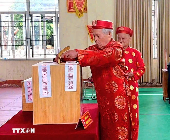 Các cụ cao niên phường Nếnh, Bắc Ninh, tham gia bầu cử. Ảnh: TTXVN