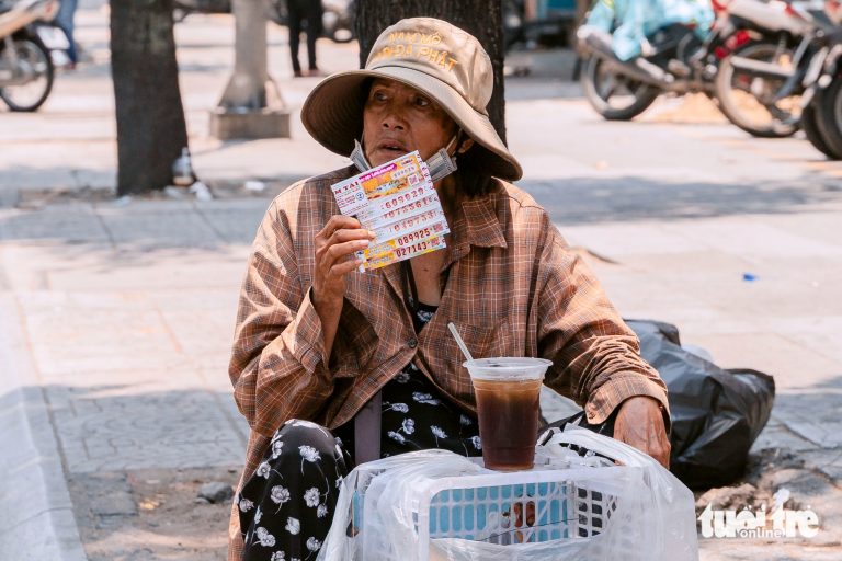 Nam Bộ và TP.HCM nắng nóng gay gắt, người dân trông chờ đợt mưa giải nhiệt - Ảnh: T.L.