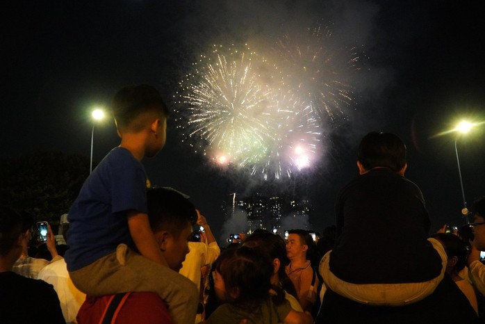 TPHCM bắn pháo hoa dịp 51 năm Ngày Giải phóng miền Nam, thống nhất đất nước