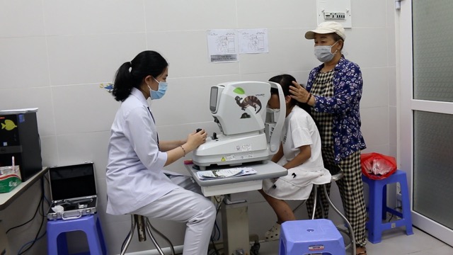 Bác sĩ cảnh báo nguy cơ lé mắt do trẻ nhìn màn hình quá lâu